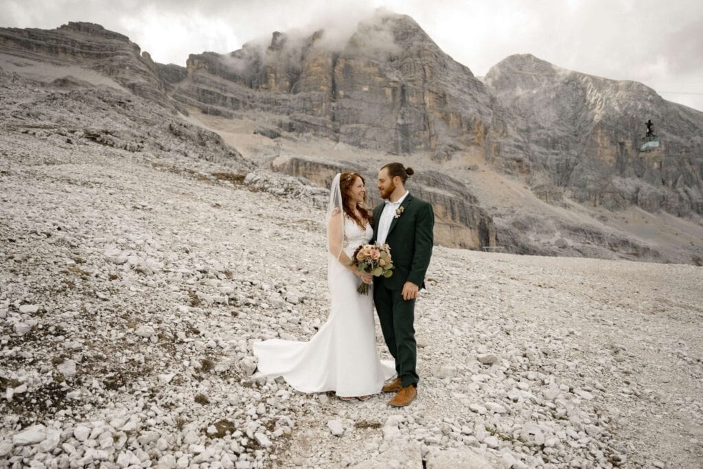 Dolomiten Hochzeit. Paar in den Bergen. Destination Wedding. Lago di braies. Prager Wildsee. Fotograf drei Zinnen. Elopement Dolomiten.