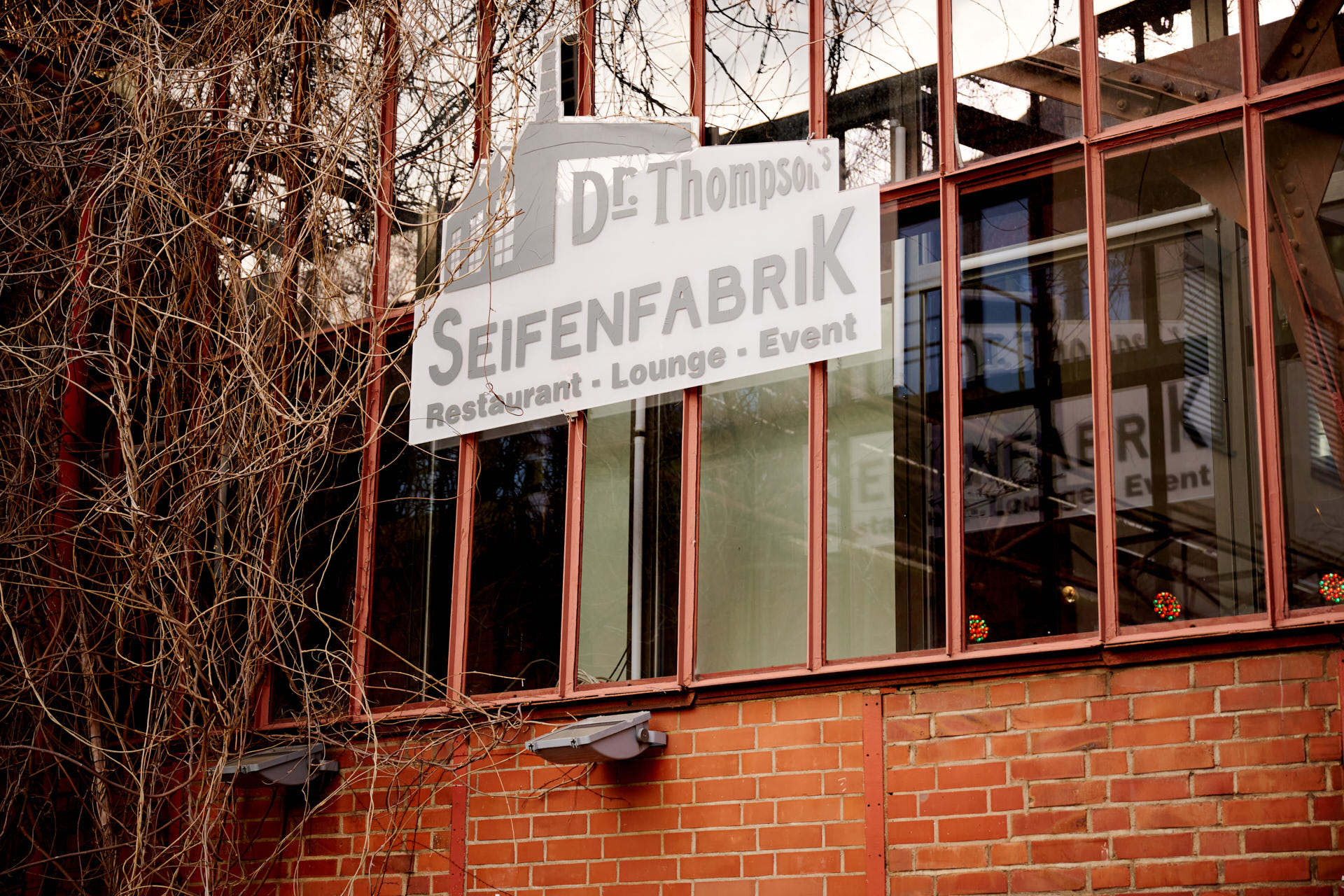 Hochzeitsfotograf für Seifenblasenfabrik Düsseldorf Dr. Thompson´s