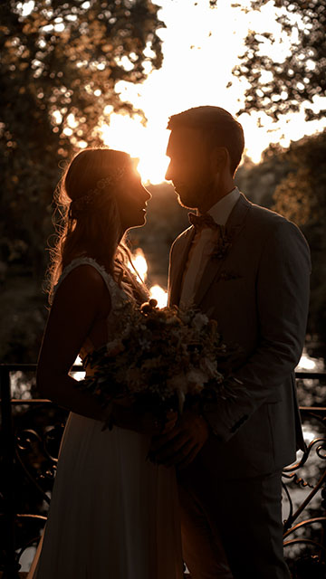 Hochzeitspaar bei einem Sonnenuntergang