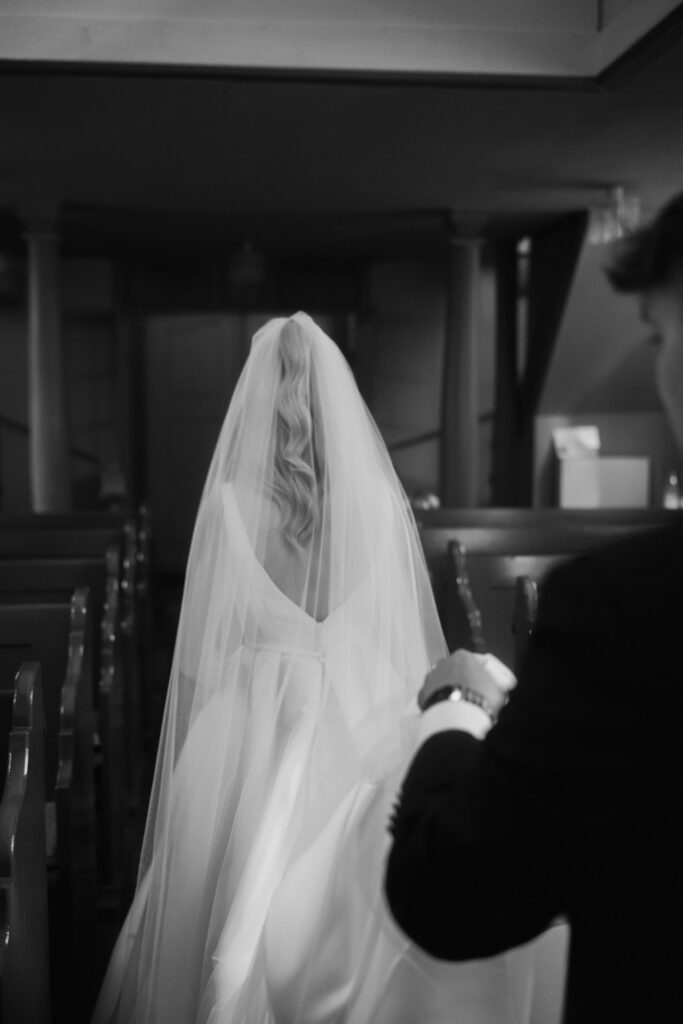 Editorial Hochzeitsfotograf und Videograf. Elopementfotograf in Kirche