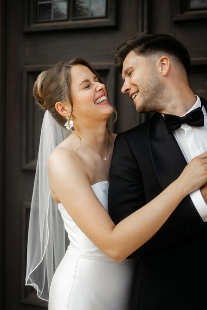 Lachendes Brautpaar. Hochzeitsfotograf Niclas Grüning