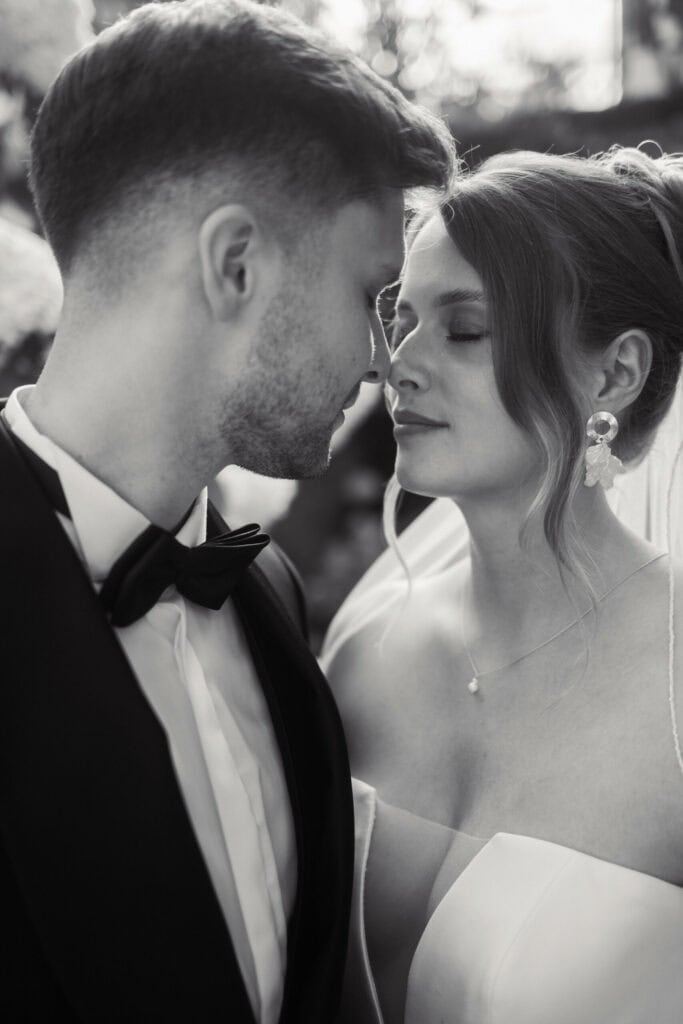 Hochzeitspaar Nase an Nase